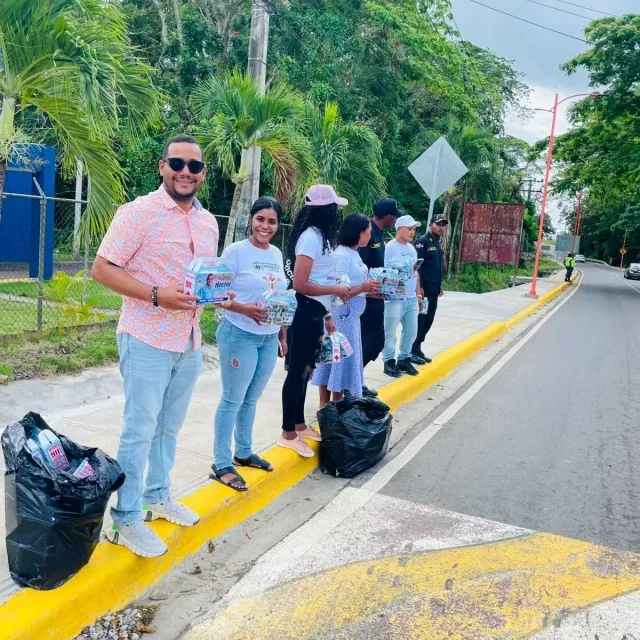 Alcalde Héctor Figari distribuye kits de primeros auxilios en Monte Plata