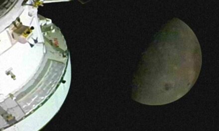 Sobrevuelo de la Luna por los astronautas de la misión Artemis 2