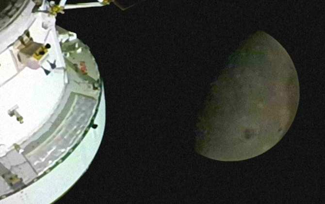 Sobrevuelo de la Luna por los astronautas de la misión Artemis 2