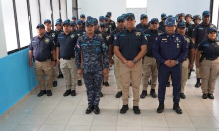 Inspector regional realiza inspección al personal de DICRIM y fortalece disciplina en San Cristóbal