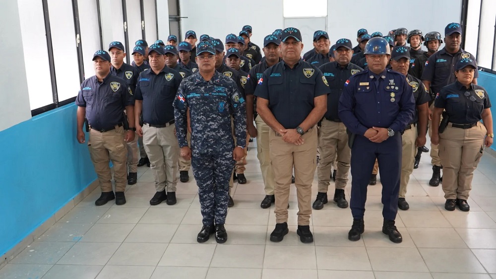 Inspector regional realiza inspección al personal de DICRIM y fortalece disciplina en San Cristóbal