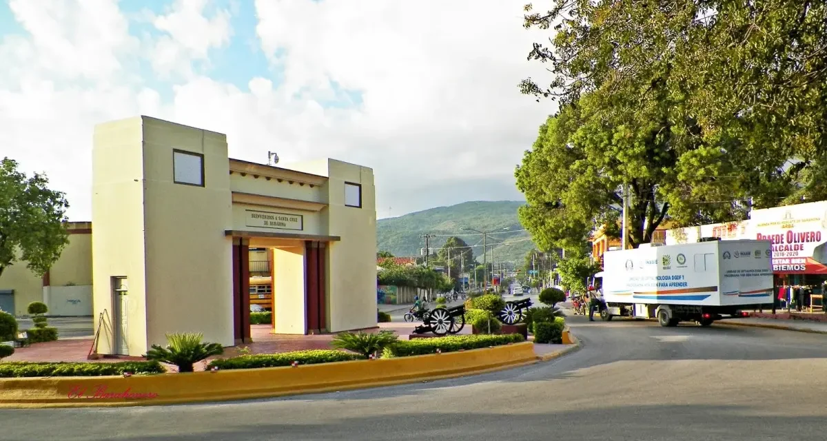 Alcaldía de Barahona multará con RD$20,000 a dueños de vehículos que obstruyan el libre tránsito
