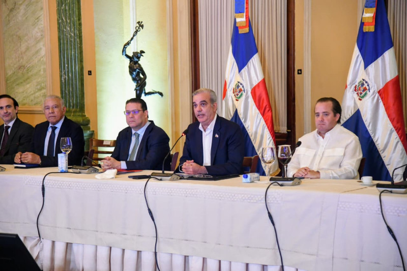 Precios de los combustibles se mantendrán sin variación la próxima semana, dice Abinader