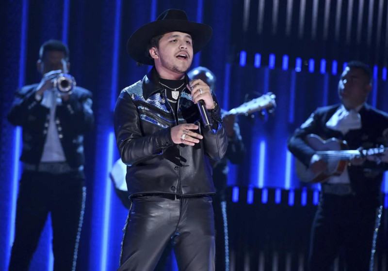 Christian Nodal emergió del desierto mexicano hasta pisar la alfombra del éxito en medio de sus tormentas amorosas