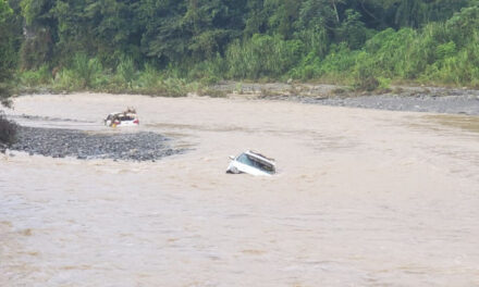 Crecida repentina de río Nizao arrastra vehículos en Rancho Arriba de Ocoa