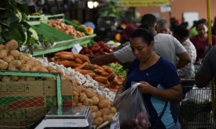 Bajos precios de alimentos atraen clientes al Merca Santo Domingo
