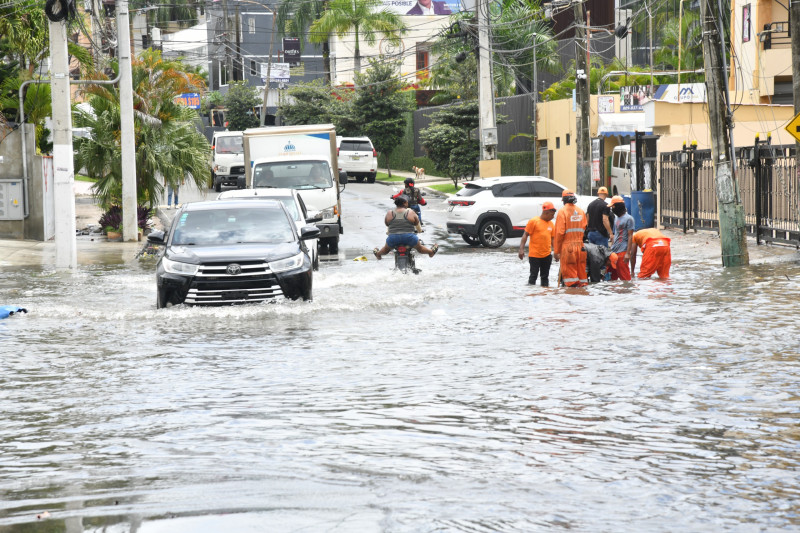Aguaceros desnudan deficiencias en sistema de drenaje del Gran Santo Domingo