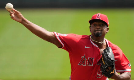 José Soriano se convierte en el primer lanzador con 4 victorias y reduce su ERA a 0.33