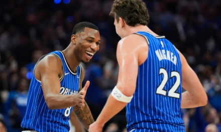Los Magic aplastan a los Hornets 121-90 en el partido de repesca y avanzan