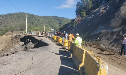 Decenas de vehículos varados tras socavón en carretera de San José Ocoa