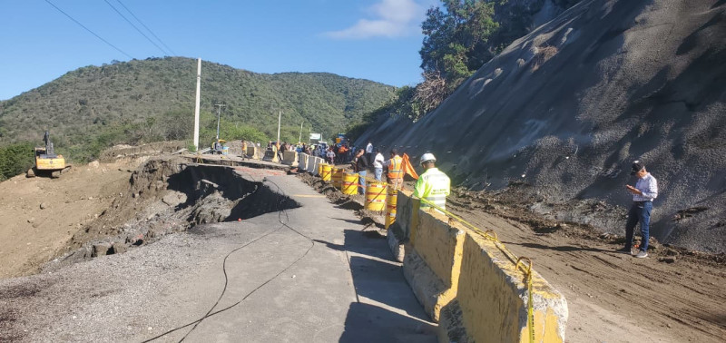 Decenas de vehículos varados tras socavón en carretera de San José Ocoa