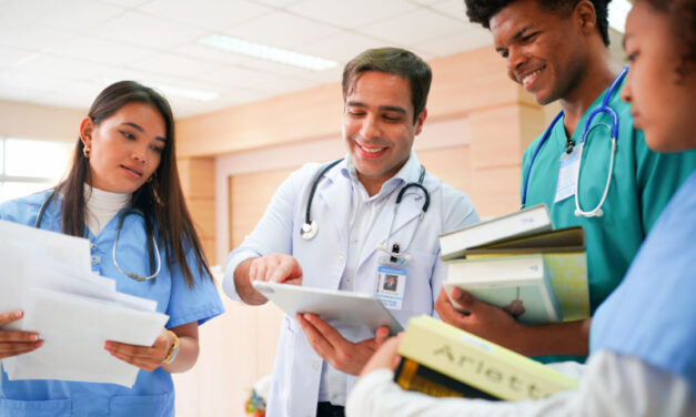 Ética, pensamiento crítico y comunicación: profesionales de la salud más allá de lo técnico