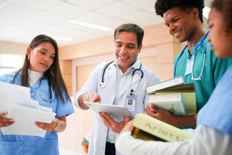 Ética, pensamiento crítico y comunicación: profesionales de la salud más allá de lo técnico