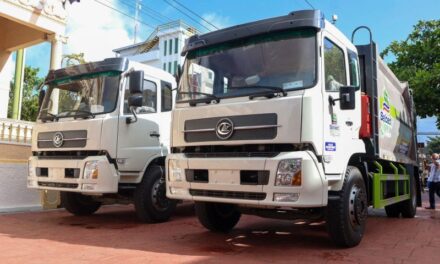 Alcaldía de Salcedo adquiere dos camiones compactadores para fortalecer recolección de residuos