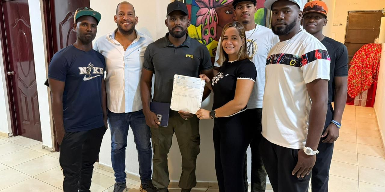 Alcaldía de San Luis aporta recursos al equipo Jinetes del Bonito para torneo provincial