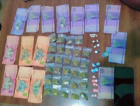 Policía apresa individuo con drogas, dinero y motocicleta en Canasta