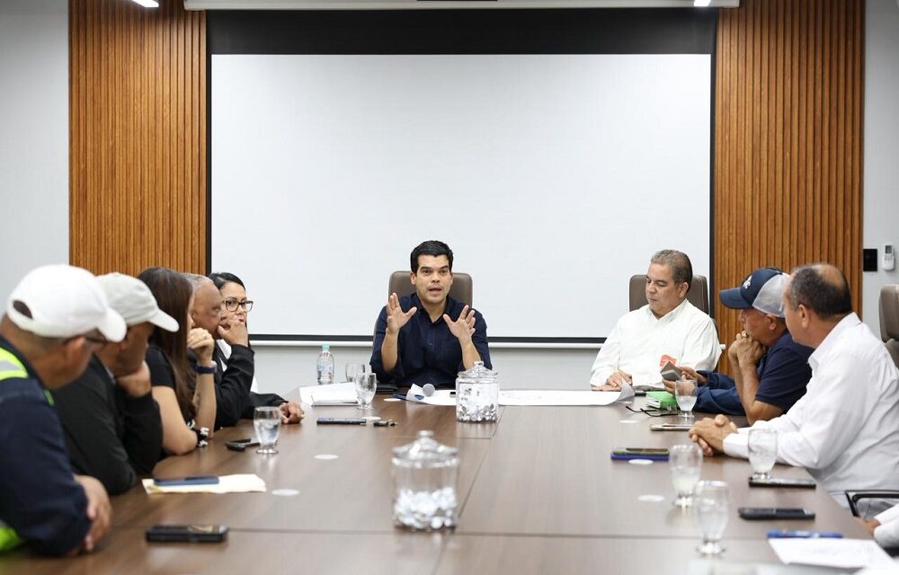 Wellington Arnaud verifica con comité de veeduría avances de construcción alcantarillado sanitario en Licey al Medio