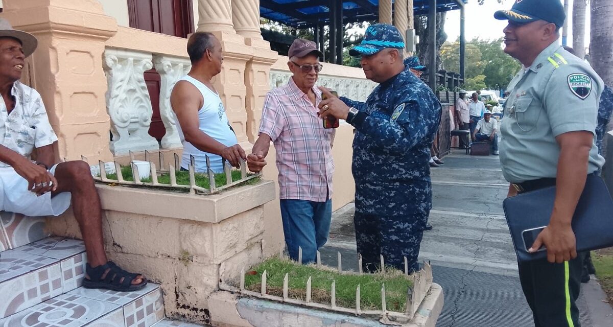 General Escalante Alcántara fortalece cercanía policial con adultos mayores en San Cristóbal