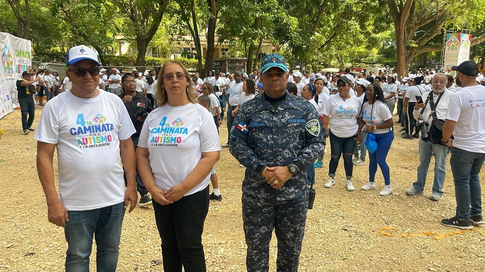 Policía Nacional participa en caminata por inclusión social en San Cristóbal