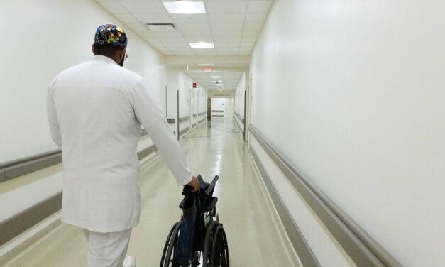 El Gobierno aumenta y concede pensiones a casi 800 servidores de salud en lo que va de año