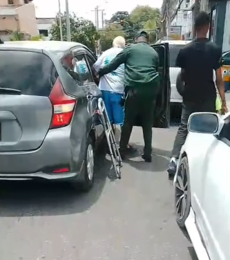 Director DIGESETT San Cristobal instruye agentes asistir envejecientes en vías públicas