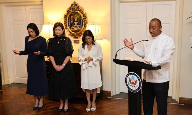 Embajadora de EE.UU. acoge ceremonia de bendición de su residencia y presenta colección «Arte en Embajadas»