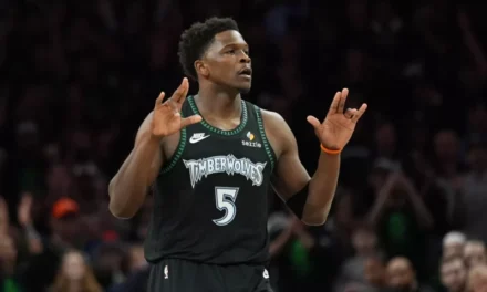 Edwards guía a los Wolves a la victoria sobre los Spurs para empatar la serie