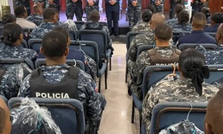 Charla fortalece disciplina policial y correcta presentación institucional en San Cristóbal