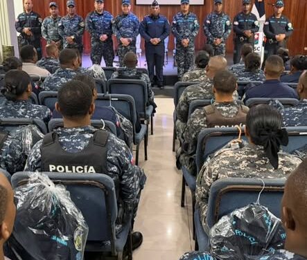 Charla fortalece disciplina policial y correcta presentación institucional en San Cristóbal