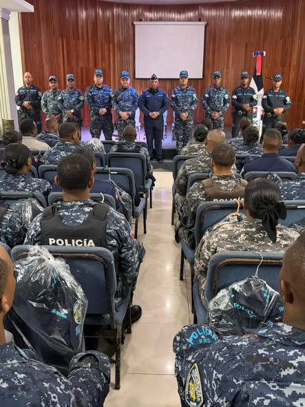 Charla fortalece disciplina policial y correcta presentación institucional en San Cristóbal