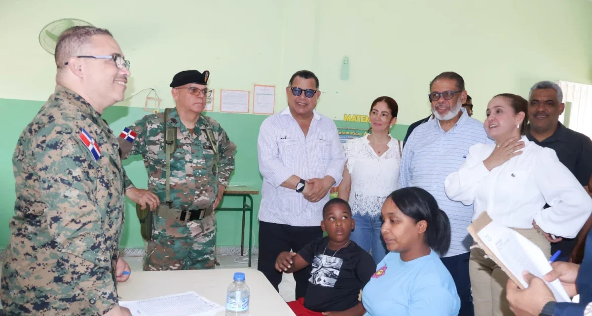 Gobierno despliega operativo social y médico para familias vulnerables en Valverde