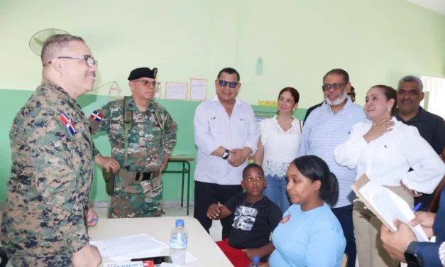 Gobierno despliega operativo social y médico para familias vulnerables en Valverde