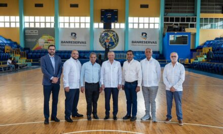 Aguilera destaca impacto social y comunitario del Club Mauricio Báez durante visita institucional