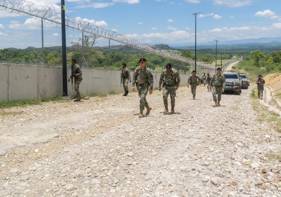 Comandante del Ejército supervisa puestos e instalaciones militares en la zona fronteriza de Elías Piña