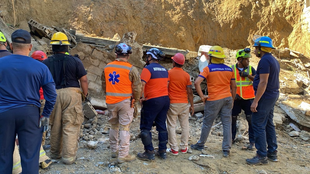 Alcaldía de Santiago mantiene operativo en Arroyo Hondo tras deslizamiento de tierra