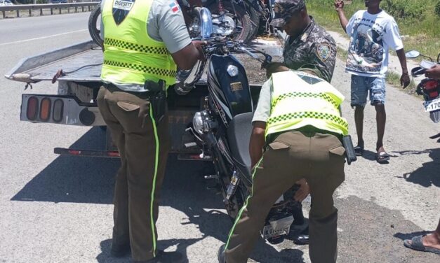 Policía Nacional y DIGESETT fortalecen seguridad vial y retiene motocicletas irregulares en San Cristóbal, mediante operativo preventivo estratégico conjunto