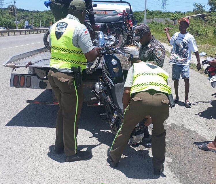 Policía Nacional y DIGESETT fortalecen seguridad vial y retiene motocicletas irregulares en San Cristóbal, mediante operativo preventivo estratégico conjunto