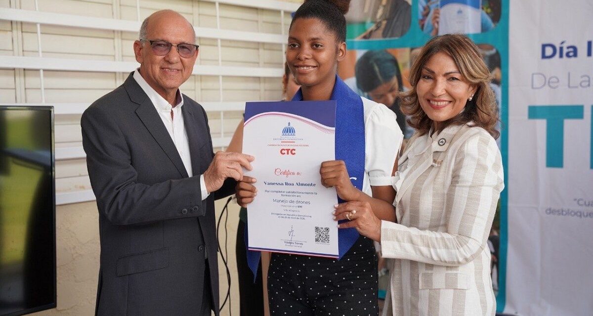 Centros Tecnológicos Comunitarios celebran en Villa Altagracia el «Día de las Niñas en las TIC»