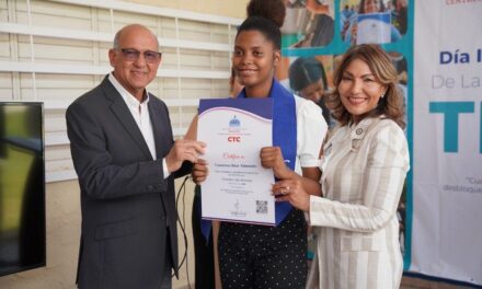 Centros Tecnológicos Comunitarios celebran en Villa Altagracia el «Día de las Niñas en las TIC»