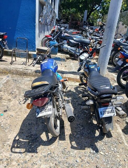 Operativo policial interviene punto de drogas y retiene motocicletas abandonadas en Haina