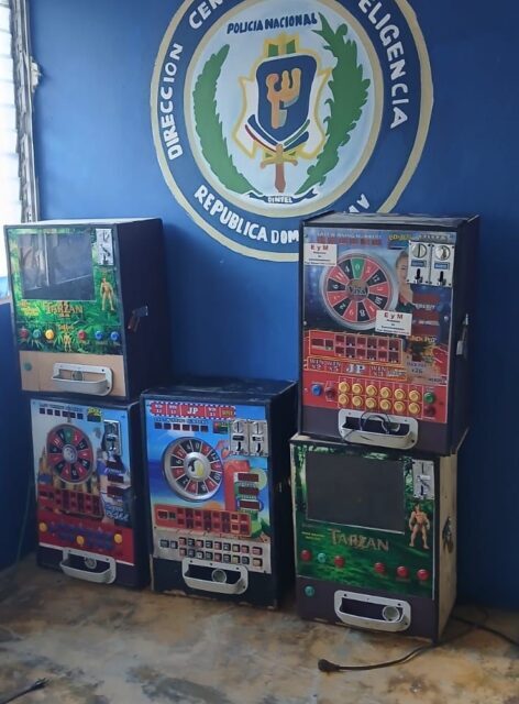 Policia preventiva y DINTEL ocupan máquinas tragamonedas ilegales durante operativos en SDN y Monte Plata.