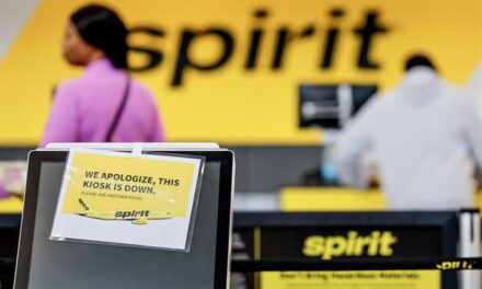 Decenas de pasajeros varados en el AILA por cierre repentino de Spirit