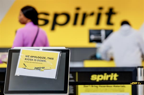Decenas de pasajeros varados en el AILA por cierre repentino de Spirit