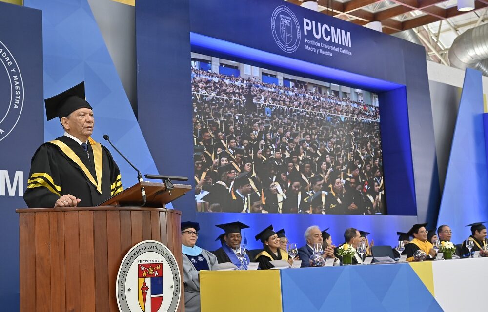 Doctor Leonardo Aguilera exhorta a 1,149 graduados de la PUCMM a ser visionarios y valorar la ética