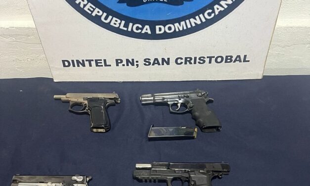 Intervención policial en gallera permite supervisión y control de armas de fuego.