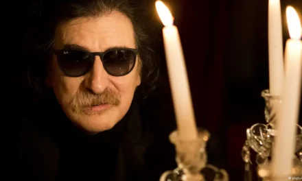 Mural gigante rinde homenaje a Charly García en Buenos Aires