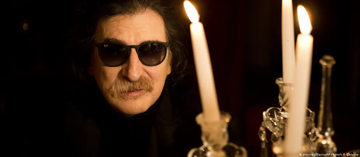 Mural gigante rinde homenaje a Charly García en Buenos Aires