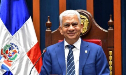 De los Santos responde criticas de senador FP a préstamos; dice Gobierno ha reducido deuda pública y que PRM sabe gobernar
