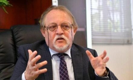 El economista Henri Hebrard dice baja del petróleo no se reflejará en los precios