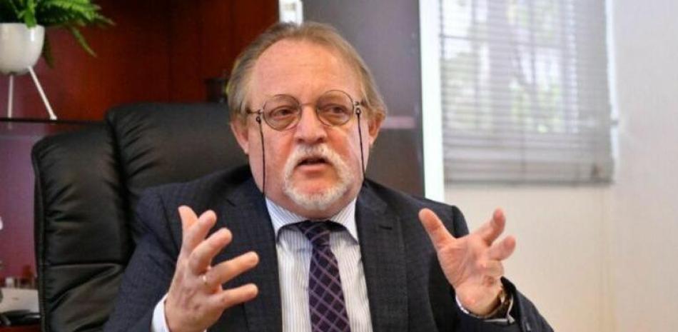 El economista Henri Hebrard dice baja del petróleo no se reflejará en los precios
